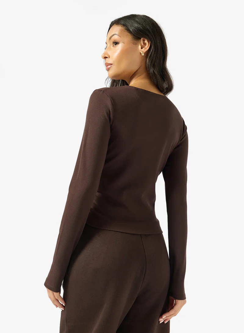 جس بلوزة بأكمام طويلة وياقة مستديرة بنمط مضلع